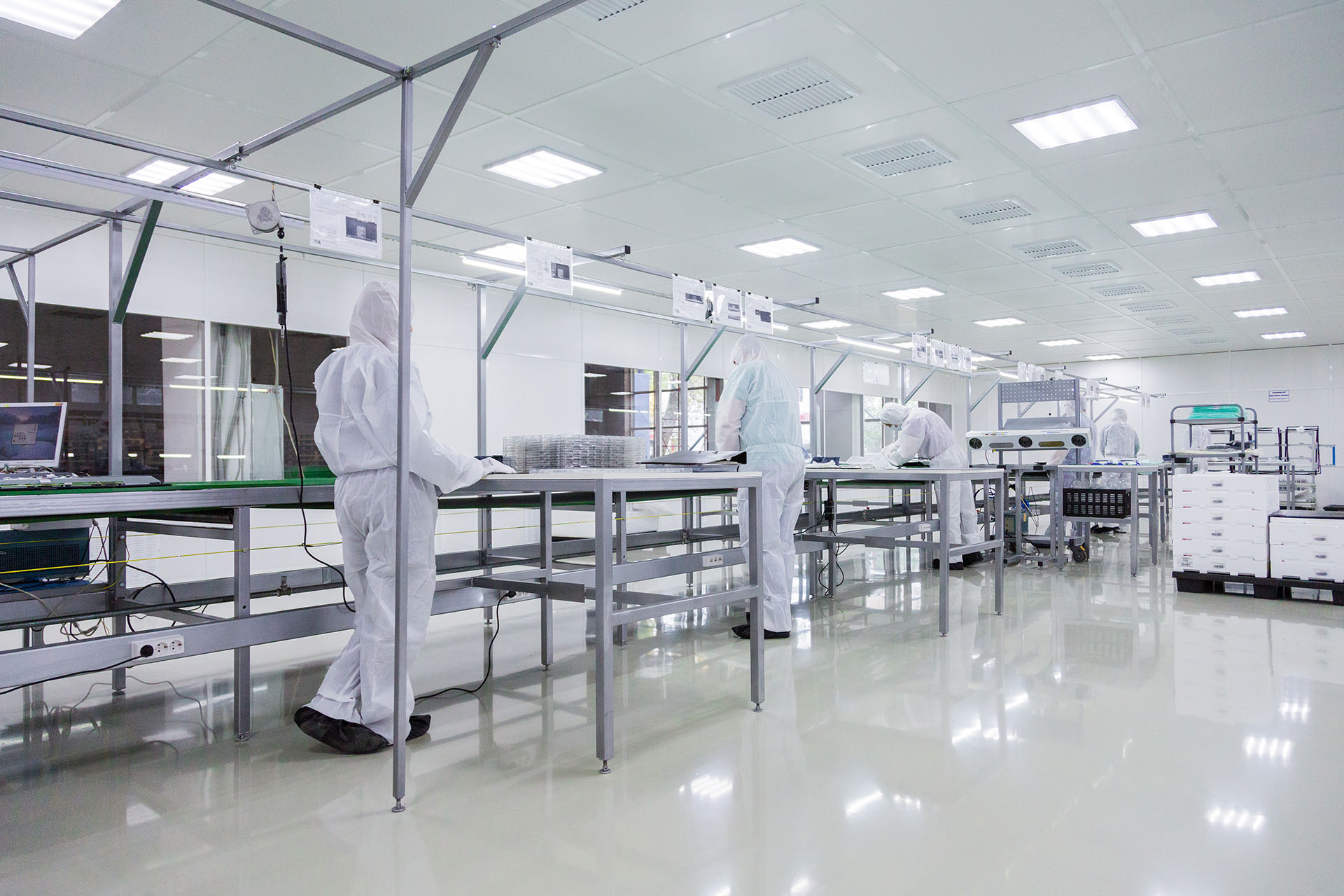 Personas con trajes de aislamiento blanco trabajando en un laboratorio.